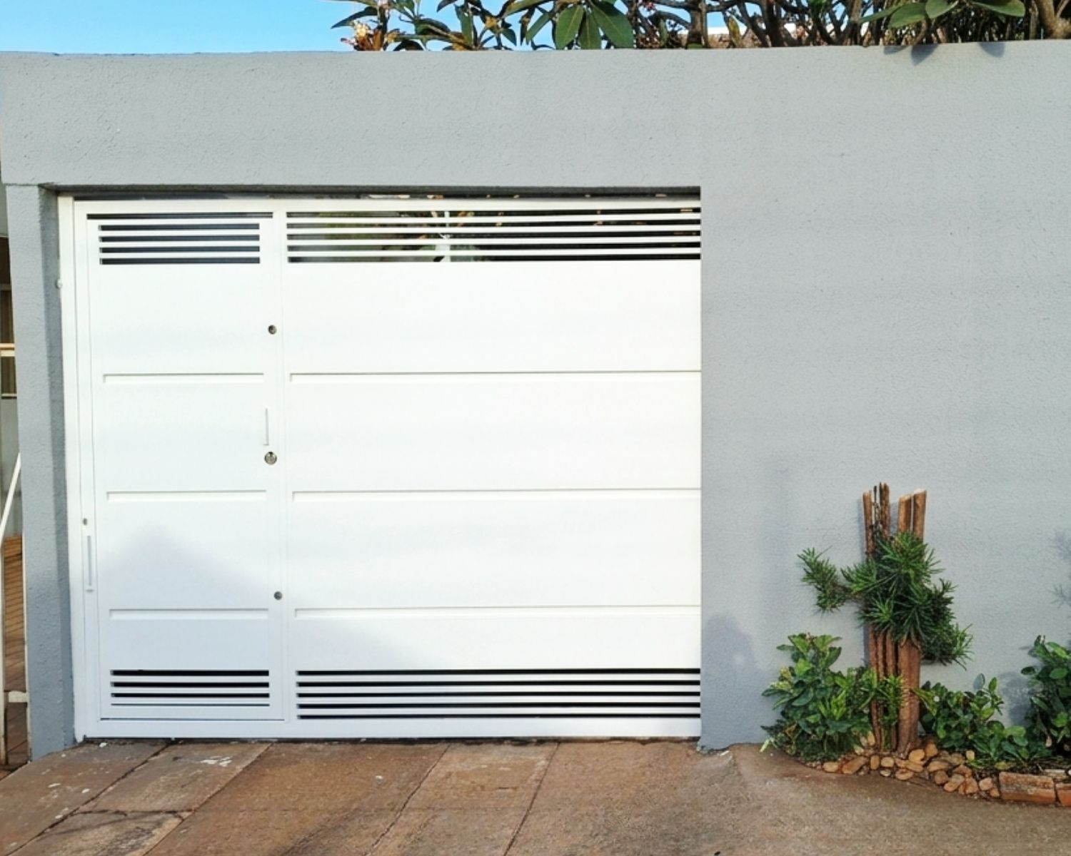 Portão e muro pintados com acabamento uniforme, sem manchas